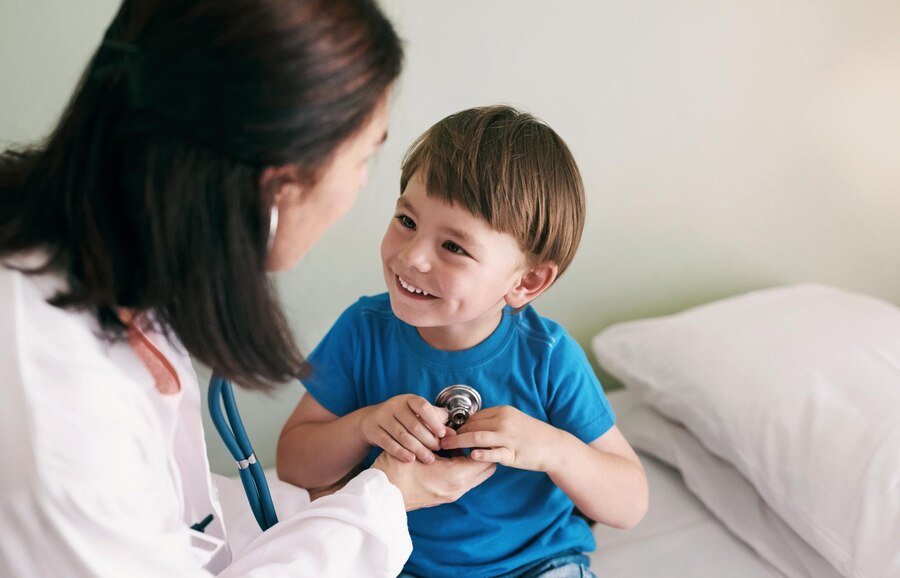 Médica ISGM atendendo uma criança