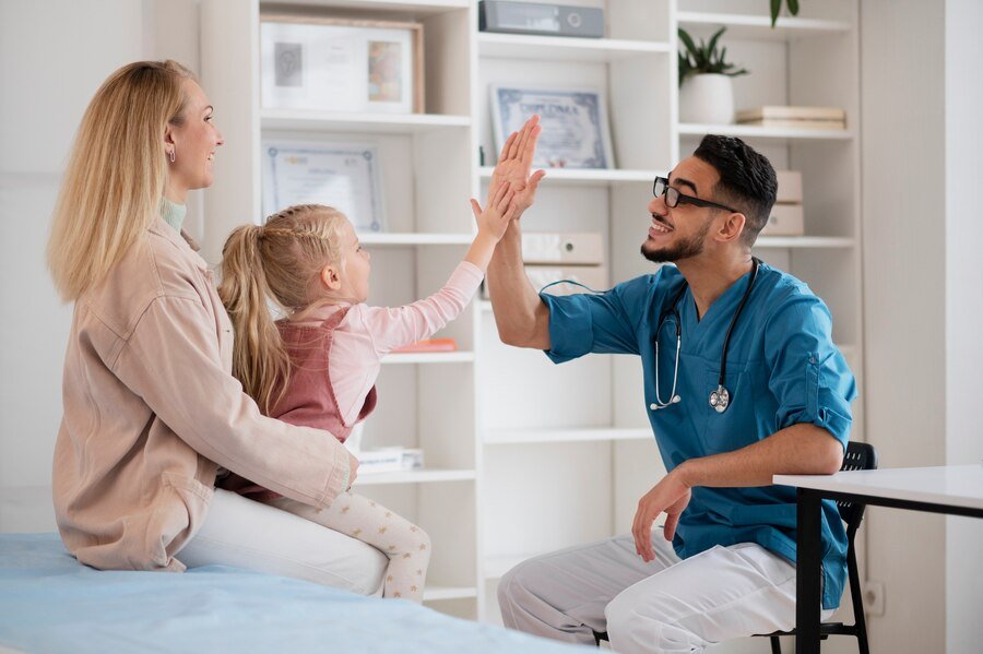 Médico atendendo mãe e filha